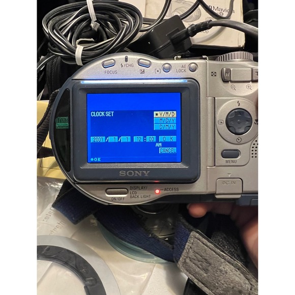 Sony Mavica MVC-CD300 Digital Camera‎ CD 2.1MP 3x Optical Zoom w/Accessories